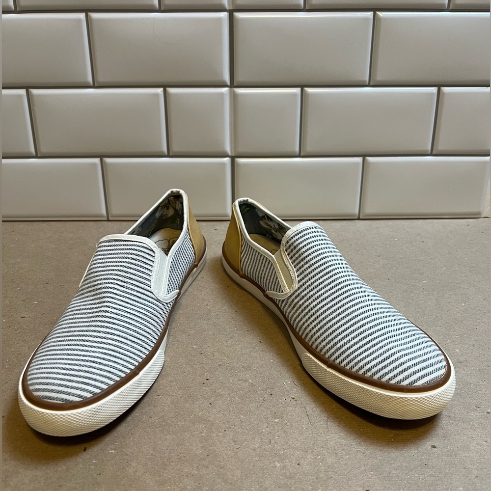 Tommy Bahama- Striped Slip in Sneaker- 9.5